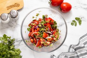 Салат с помидорами и кинзой