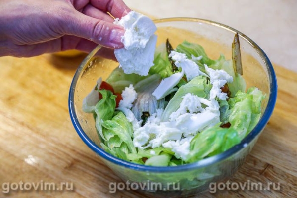 Тёплый салат со спаржей и помидорами черри и моцареллой