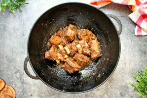 Говяжьи ребрышки в казане с луком Говяжьи ребрышки в казане с луком