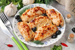 Куриные рулетики с грибами, маслинами и сыром Куриные рулетики с грибами, маслинами и сыром