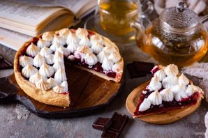 Пирог с замороженной вишней и безе Пирог с замороженной вишней и безе