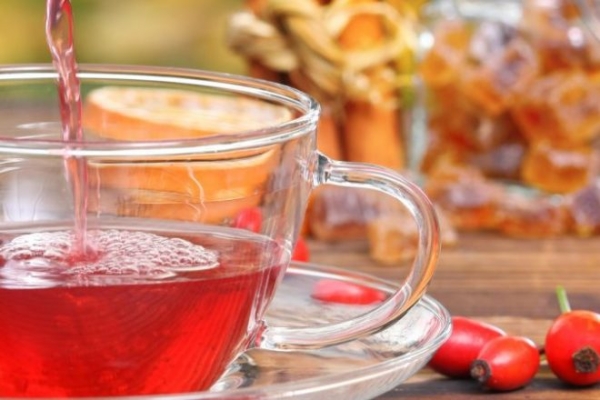 Компот из свежего шиповника с ягодами