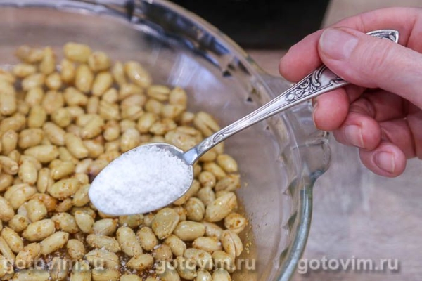 Солёный арахис с чесноком и копченой паприкой в микроволновке