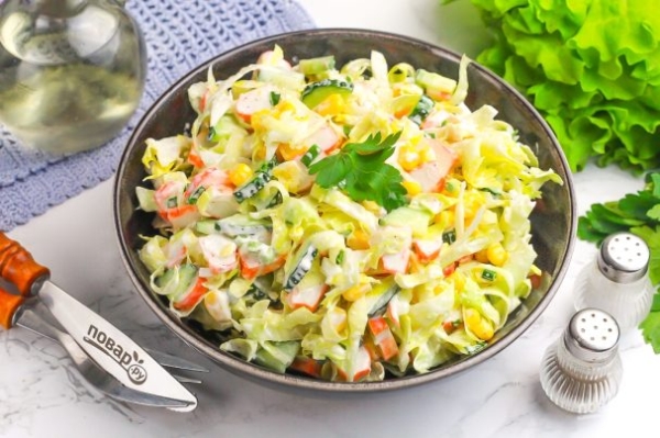 Салат из свежей капусты и крабовых палочек Салат из свежей капусты и крабовых палочек