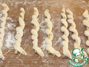 Змейки из слоеного теста с начинкой