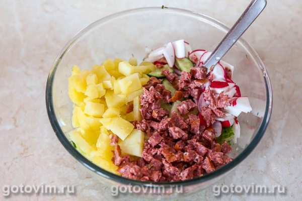 Окрошка на квасе с колбасой 