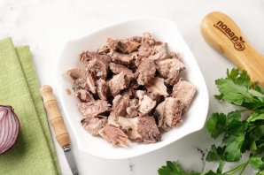 Салат с тунцом, огурцом и помидором Салат с тунцом, огурцом и помидором