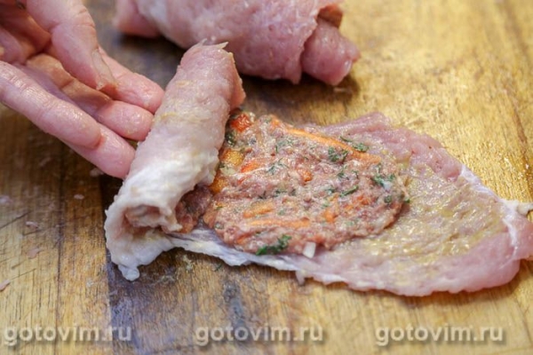 Рулетики из свинина с фаршем, тушенные в овощном соусе Рулетики из свинина с фаршем, тушенные в овощном соусе