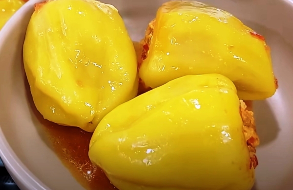 Сочные фаршированные перцы с нежной начинкой из мяса и сливочного масла. Привычное блюдо с необычным вкусом!