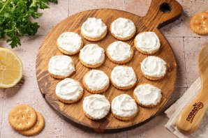 Канапе с креветкой на крекере Канапе с креветкой на крекере