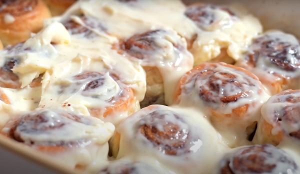 Невероятно вкусно: ароматная выпечка из слоеного теста. «Синнабоны» с корицей и кремом из маскарпоне. Невероятно вкусно: ароматная выпечка из слоеного теста. «Синнабоны» с корицей и кремом из маскарпоне.