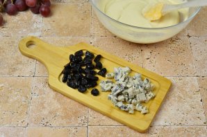 Кексы с виноградом и сыром дор блю