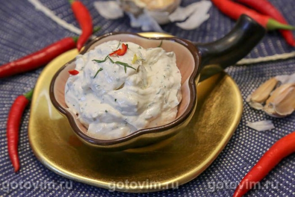 Соус из феты с перцем чили