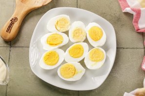 Яйца, фаршированные сыром и чесноком