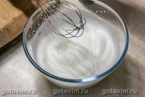 Печеночный торт с карамелизированным луком и клюквой