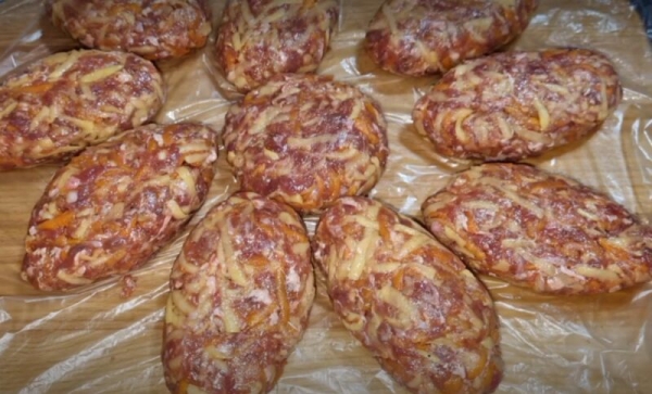 Беру фарш и картофель. Свекровь поделилась вкусным рецептом из 90-х, мужу теперь готовлю только так Беру фарш и картофель. Свекровь поделилась вкусным рецептом из 90-х, мужу теперь готовлю только так