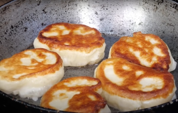 Оладьи с яблоками. Рецепт по ГОСТу для школьных столовых Оладьи с яблоками. Рецепт по ГОСТу для школьных столовых