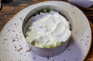 Салат из кальмаров с яйцом, огурцом и кукурузой Салат из кальмаров с яйцом, огурцом и кукурузой