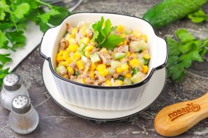 Салат с тунцом, кукурузой и огурцами Салат с тунцом, кукурузой и огурцами