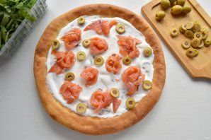 Белая пицца с лососем