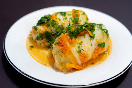 Голубцы с пекинской капустой в подливе из овощей и томата