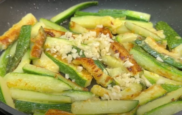 Невероятно вкусно и просто. Жареные кабачки с чесноком – идеальная закуска для дружеских посиделок Невероятно вкусно и просто. Жареные кабачки с чесноком – идеальная закуска для дружеских посиделок