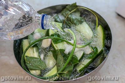 Малосольные огурцы на минералке