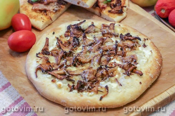 Пицца с лисичками и сыром с голубой плесенью