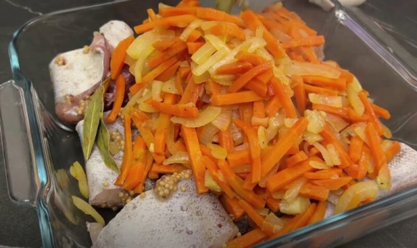 Минтай покупаю по 5 килограмм и всё съедаю. Сочный запеченный минтай: от этого рецепта все в восторге Минтай покупаю по 5 килограмм и всё съедаю. Сочный запеченный минтай: от этого рецепта все в восторге