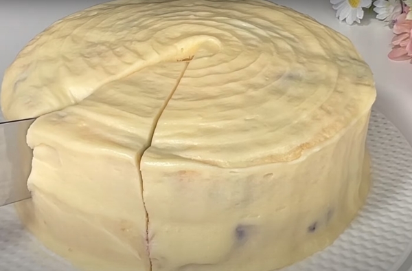 Черничный пирог с лимонной глазурью из сливочного сыра. Домашний десерт, чтобы удивить друзей и семью