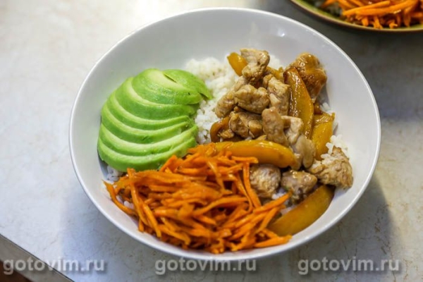 Поке с жареной куриной грудкой в соусе терияки, манго, авокадо и бобами эдамаме Поке с жареной куриной грудкой в соусе терияки, манго, авокадо и бобами эдамаме