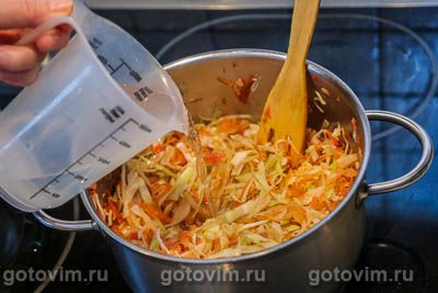 Солянка из квашеной и свежей капусты с нутом и курагой