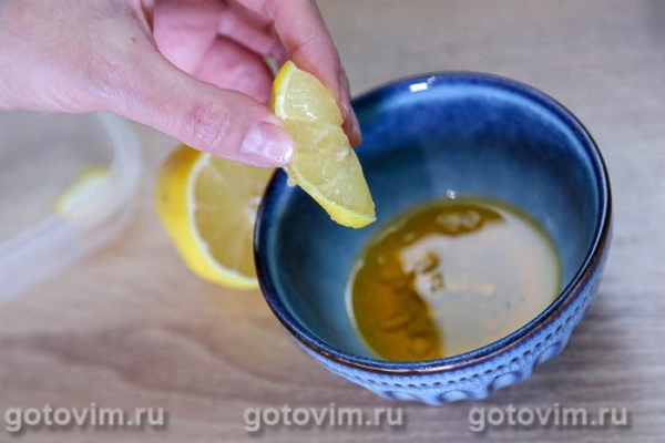 Овощной салат с редисом, огурцом, моцареллой и омлетом