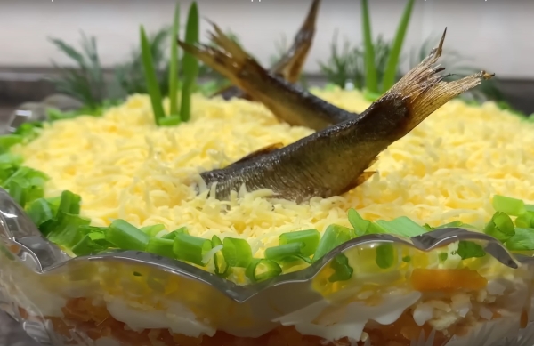 Рецепт из советского детства. Простой и вкусный салат со шпротами на праздничный стол Рецепт из советского детства. Простой и вкусный салат со шпротами на праздничный стол