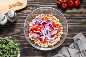 Постный салат с фасолью