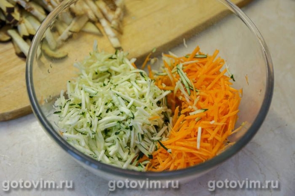 Лазанья с фрикадельками, овощным соусом и бешамель Лазанья с фрикадельками, овощным соусом и бешамель