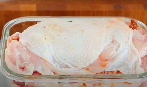 Сочные рулеты из куриных ножек. Рецепт курицы в духовке: все, кто пробовал, просили добавки Сочные рулеты из куриных ножек. Рецепт курицы в духовке: все, кто пробовал, просили добавки