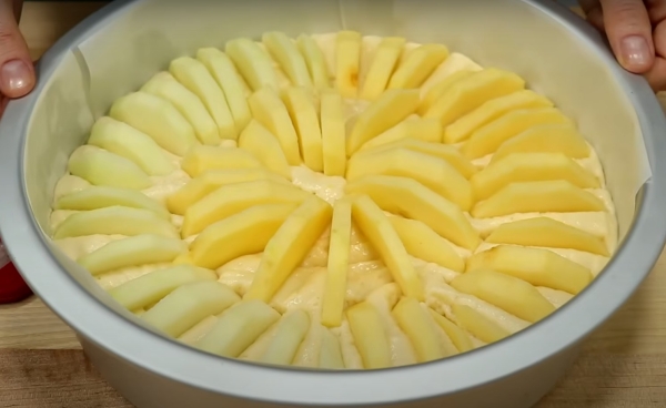 Много яблок и тесто на сметане. Нежный яблочный пирог «как у бабушки» Много яблок и тесто на сметане. Нежный яблочный пирог «как у бабушки»