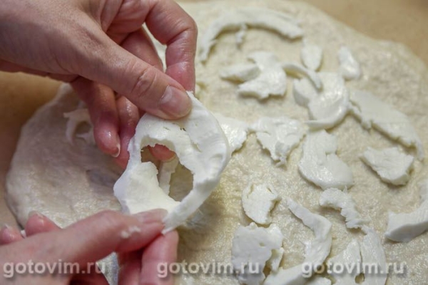 Пицца с белыми грибами, моцареллой и копченой курицей Пицца с белыми грибами, моцареллой и копченой курицей