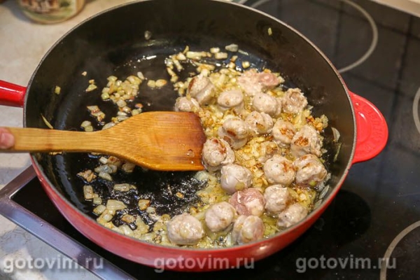 Тушеная капуста с томатной пастой и колбасками Тушеная капуста с томатной пастой и колбасками