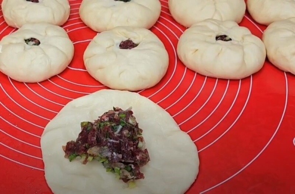 Профессиональный повар научил так готовить беляши. Теста замешиваю, а руками не касаюсь Профессиональный повар научил так готовить беляши. Теста замешиваю, а руками не касаюсь