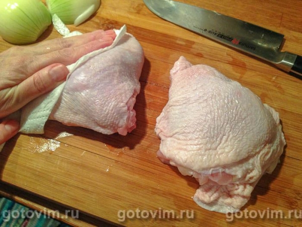 Курица с рисом и арахисом на сковородке в азиатском стиле