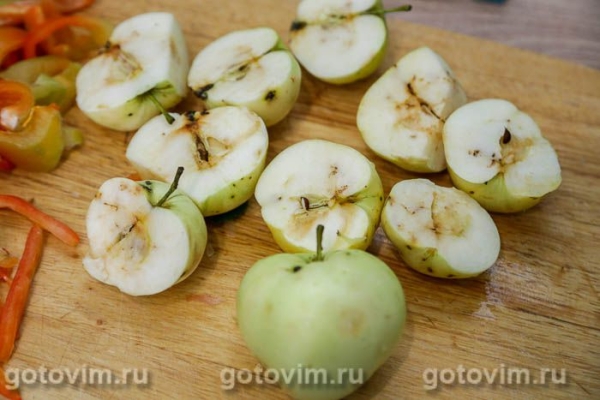 Мясо с яблоками и сладким перцем в мультиварке
