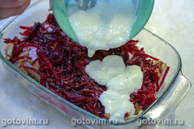 Минтай, запеченный под шубой со свеклой