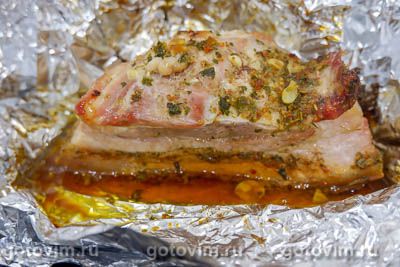 Запечённая свиная грудинка с чесноком в фольге Запечённая свиная грудинка с чесноком в фольге