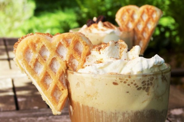 Айс-кофе с венскими вафельками Айс-кофе с венскими вафельками