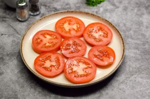 Помидоры под сырной шапочкой Помидоры под сырной шапочкой