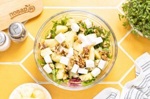 Салат с ананасом и сыром