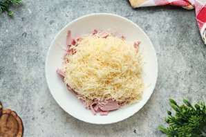 Пирожки с колбасой и сыром