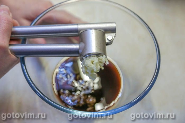 Свинина, запеченная в маринаде из соевого соуса и кунжутного масла Свинина, запеченная в маринаде из соевого соуса и кунжутного масла